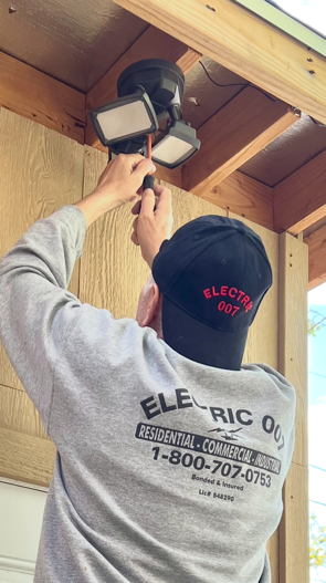 <img src="electrician.png" alt="en electrician fix light" />